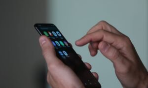 Uso de celulares nas escolas divide gestores