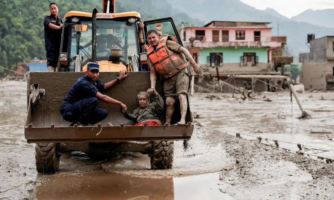 Inundações no Nepal atingem turistas