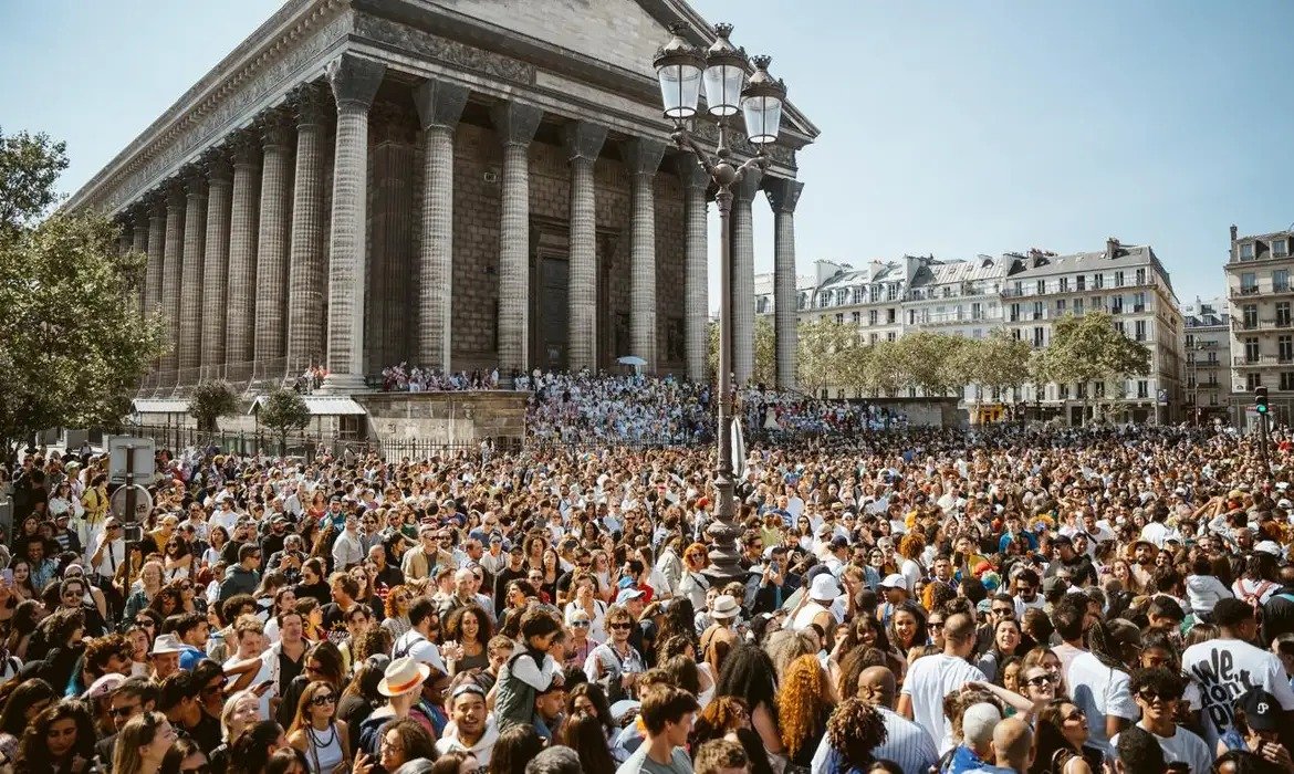Cortejo leva cultura brasileira às ruas de Paris