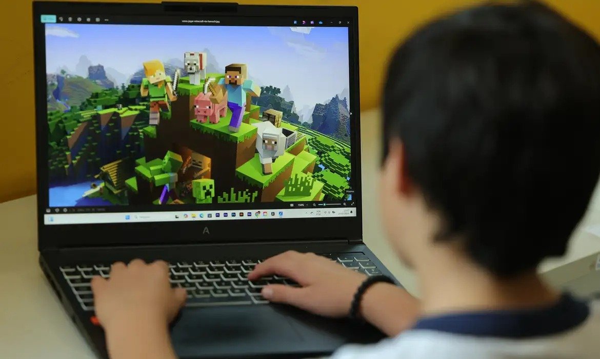 Olho seco infantil: excesso de telas pode reduzir frequência das piscadas SLUG: olho-seco-infantil-telas