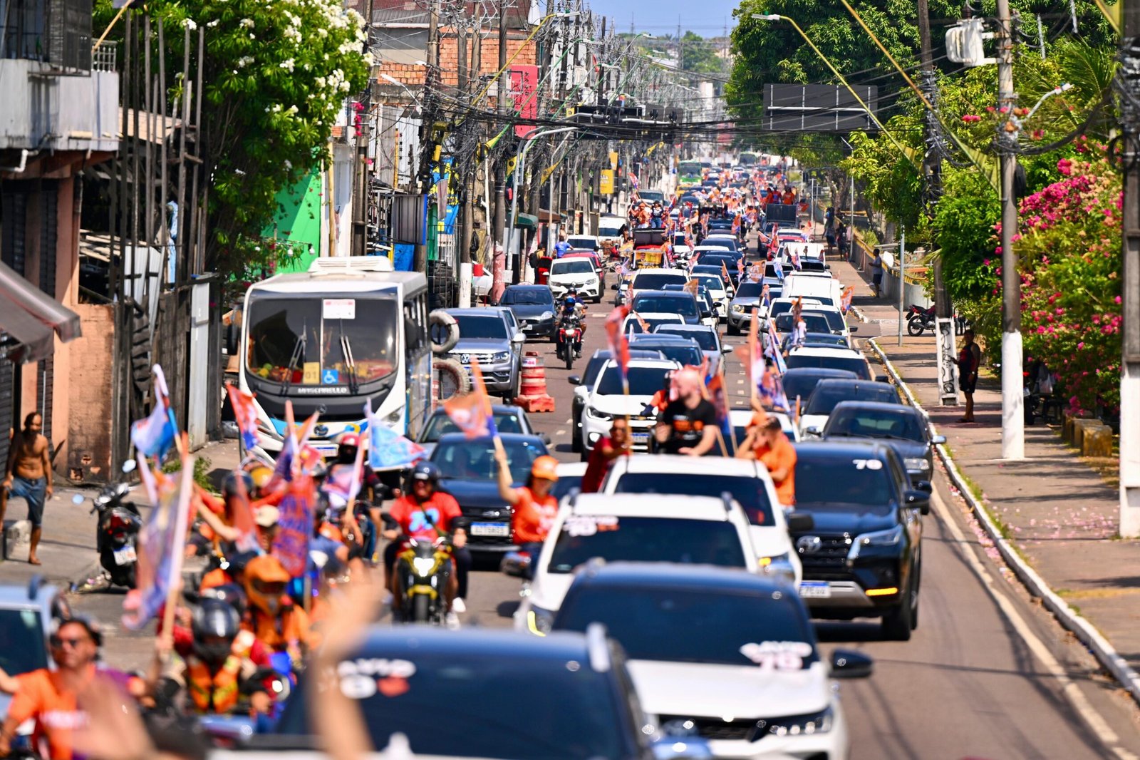 Organização estima mais de mil veículos em carreata com David Almeida