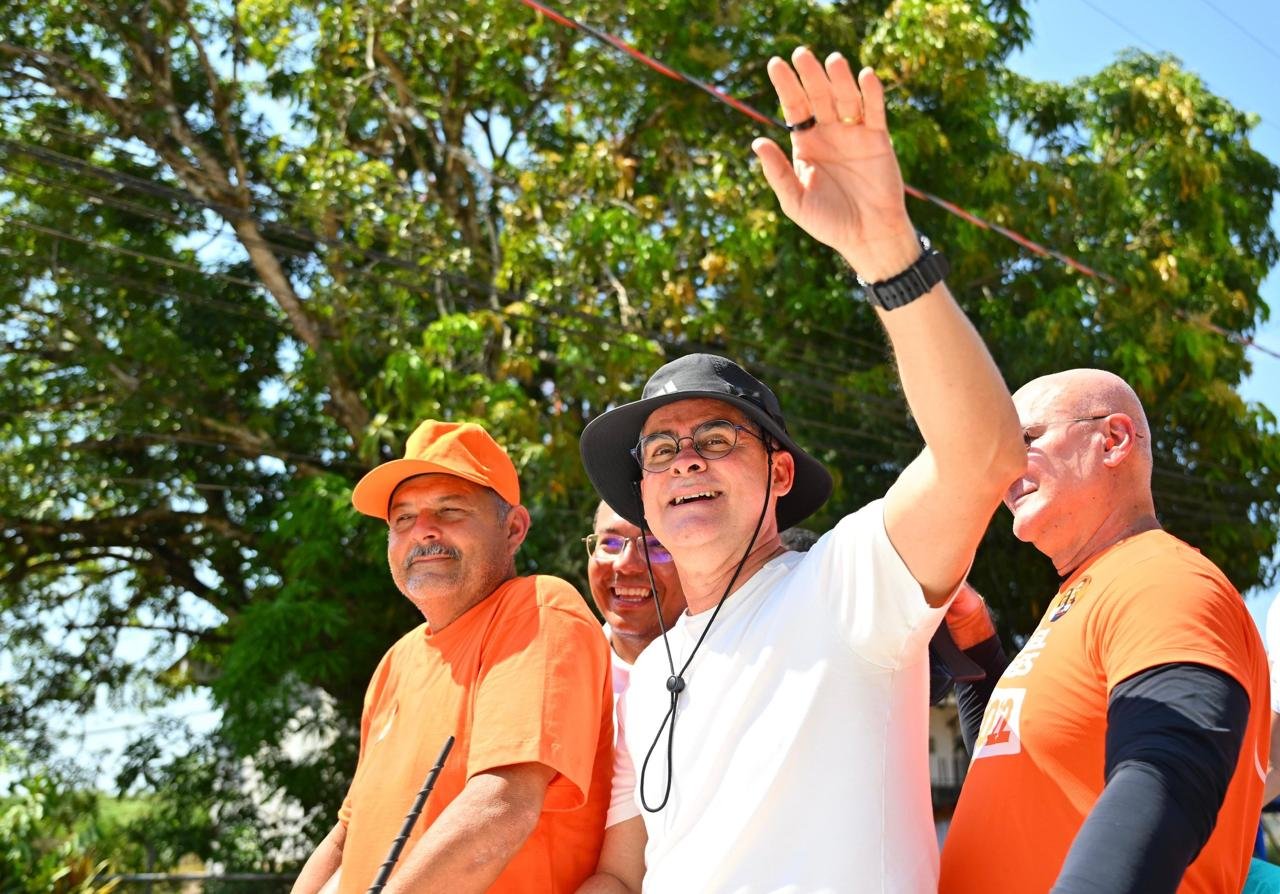 David Almeida apresenta propostas para segurança e saúde durante caminhada em Manaus