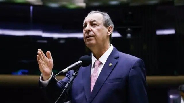 Plano de Omar Aziz cita bioeconomia e turismo, mas enfrenta cobranças por metas