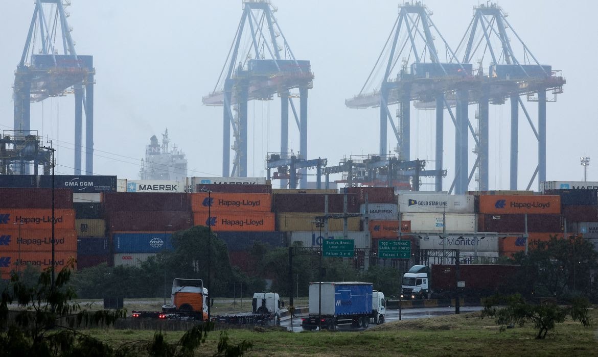 Crédito de R$ 22,6 bi mira exportadores afetados por tarifaço e guerra