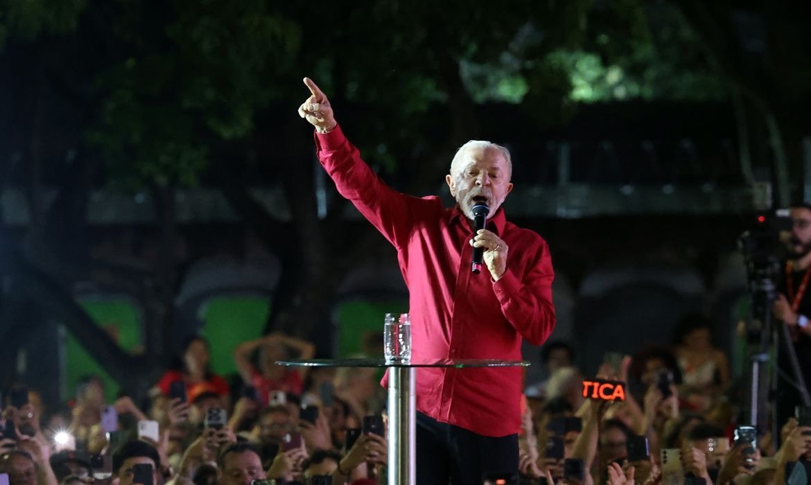 Lula propõe manter salário mínimo com reajuste acima da inflação