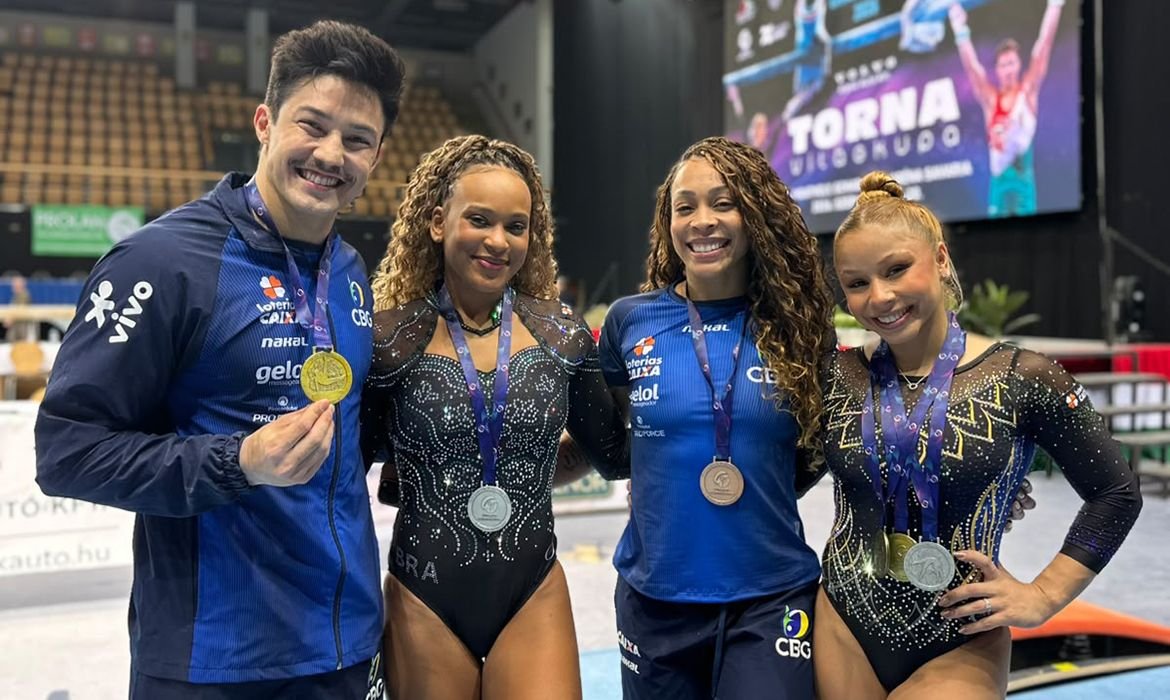 Flávia e Rebeca fazem dobradinha brasileira na trave