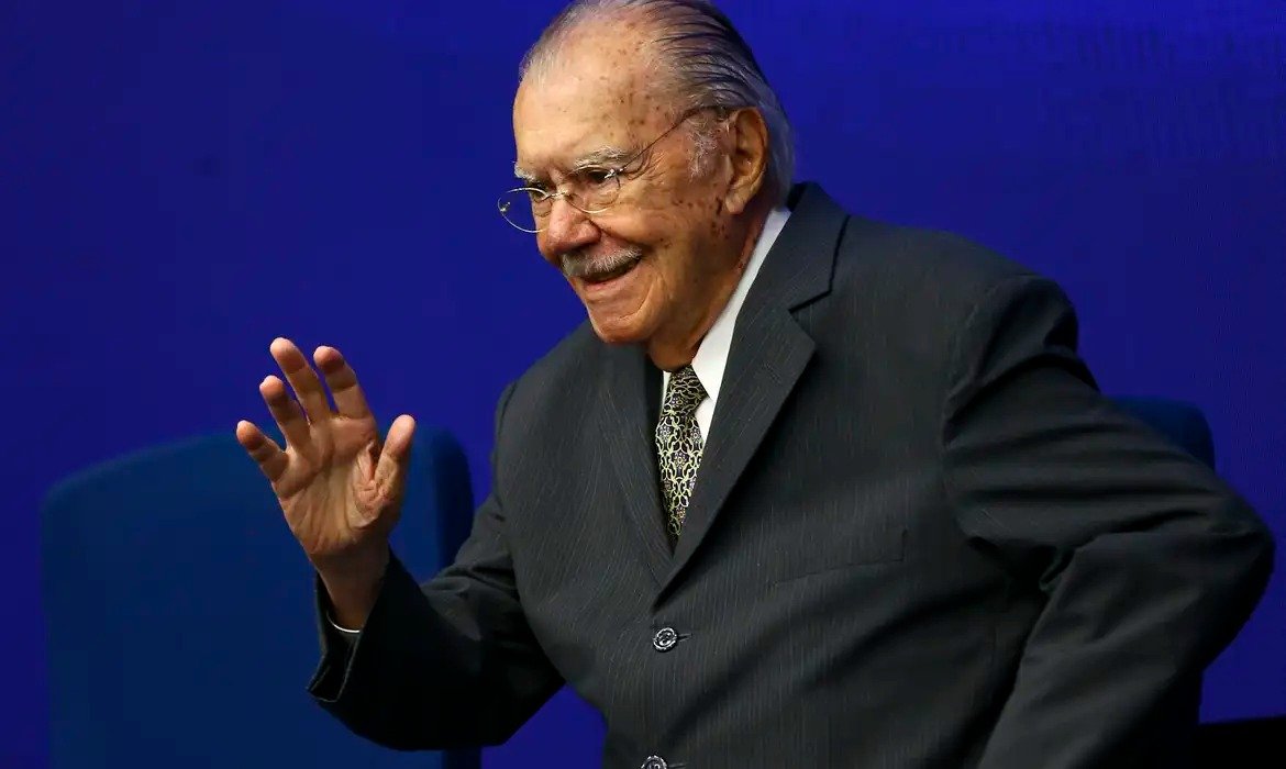 Ex-presidente José Sarney é internado no Sírio-Libanês